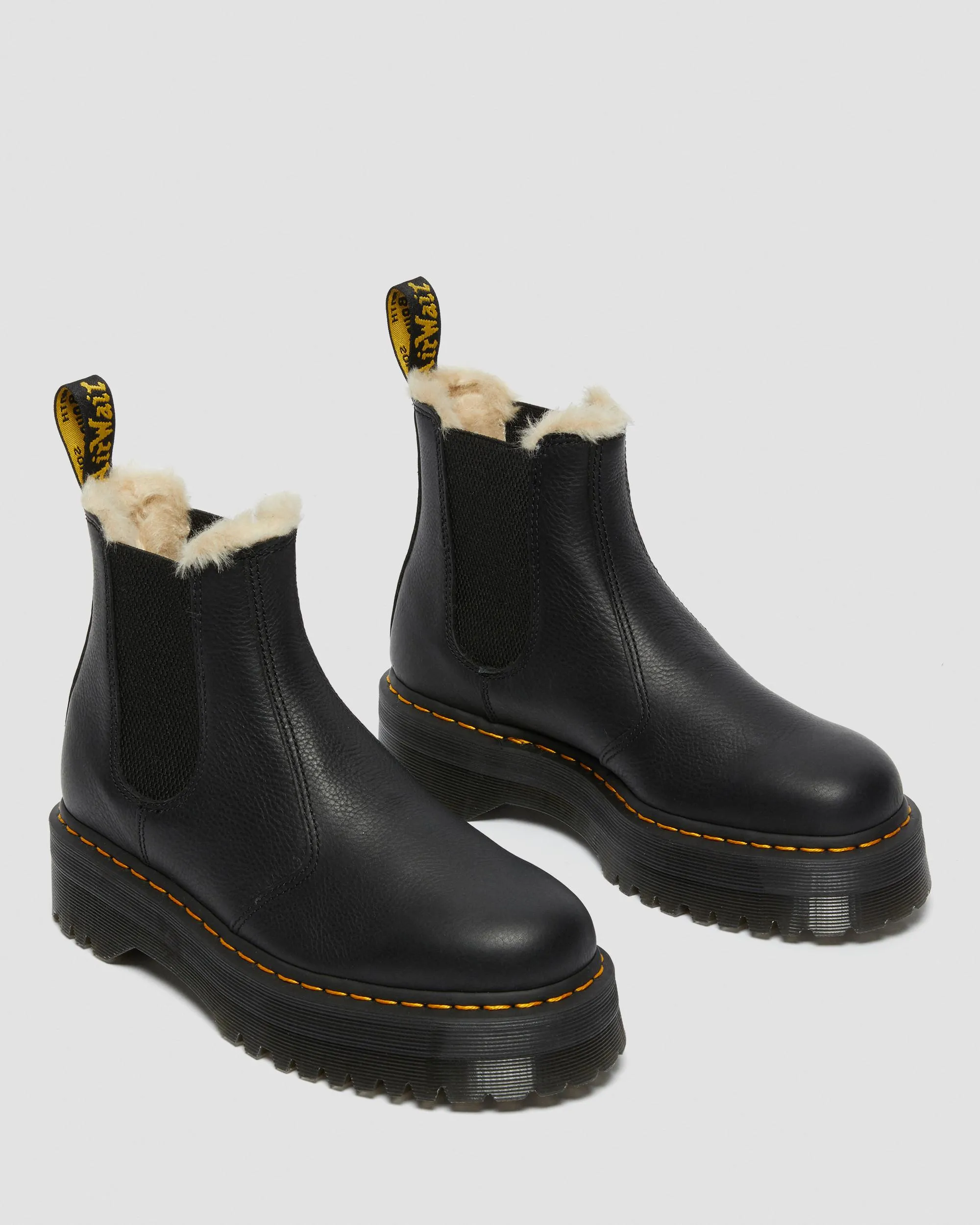 2976 Platform Chelsea boots lined with faux fur Dr. Martens