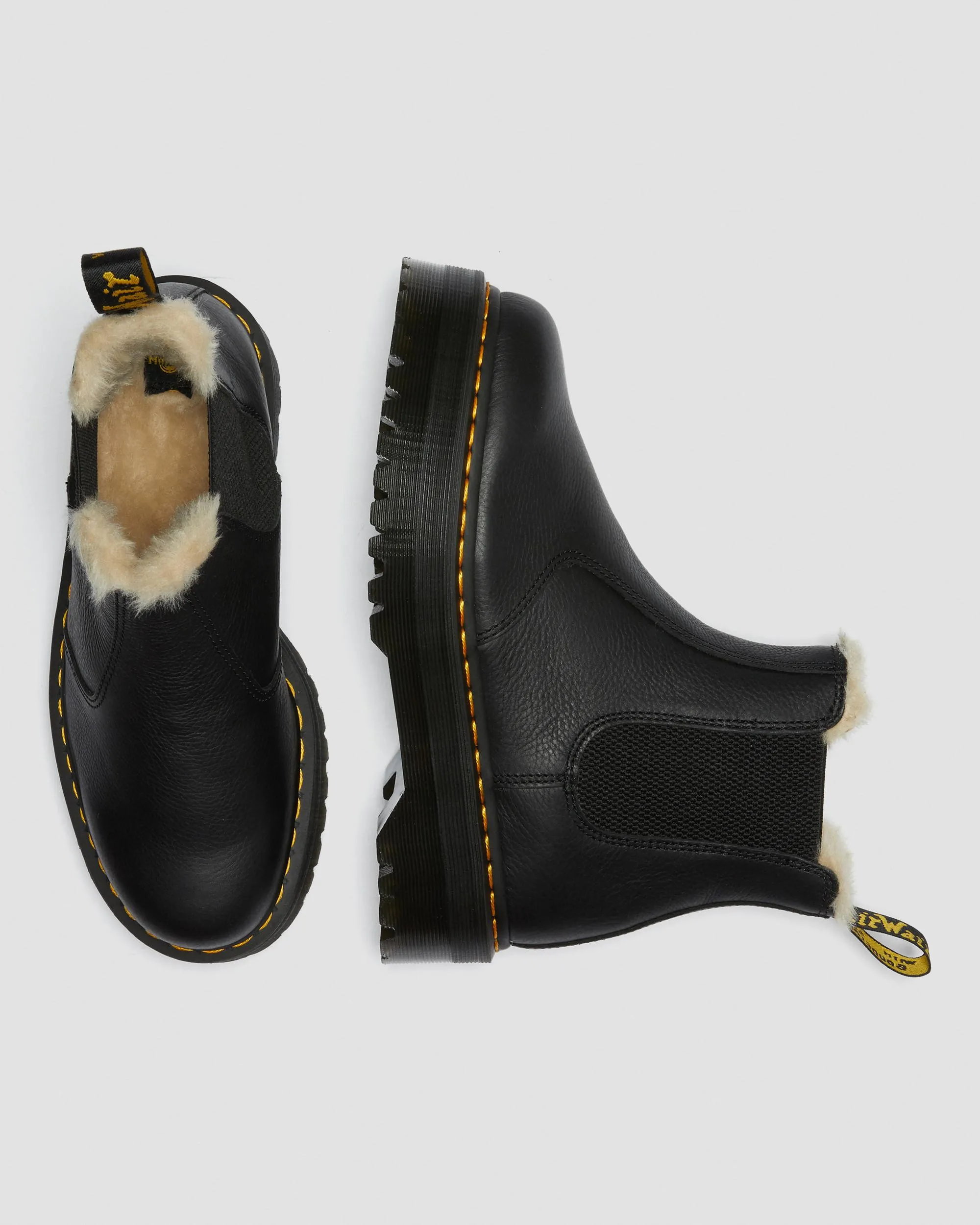2976 Platform Chelsea boots lined with faux fur Dr. Martens